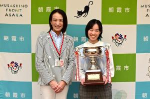 表敬訪問の記念写真です。市長と朝霞高校定時制の生徒が優勝トロフィーを手にして笑顔で写っています。