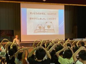 小学生がクイズに答えている画像