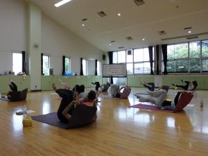 横になって足を上げている様子