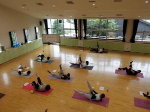 横になって片足を上げている様子