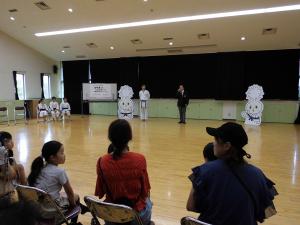 講師が挨拶している写真
