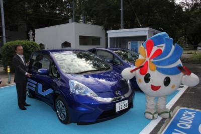 EV車のドアを開けている市長