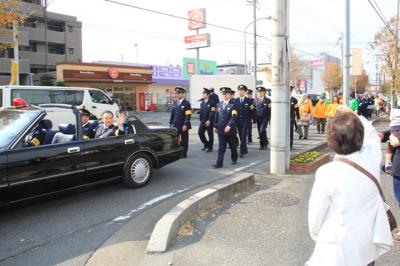 オープンカーに乗って年末年始特別警戒の呼びかけ