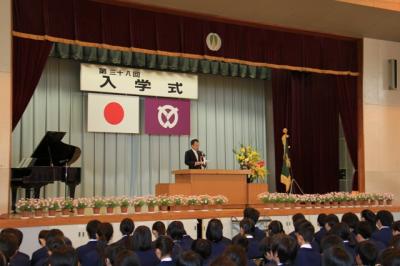 朝霞第四中学校で祝辞を述べる市長