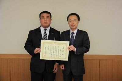 須賀川市へ派遣されていた職員（写真左）と富岡市長