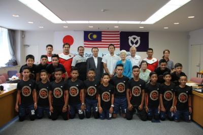 マレーシア少年サッカー選手団との記念写真
