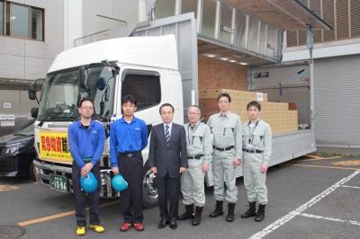 熊本地震被災地へ水を送り届ける直前の市職員と市長