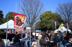 どんぶりを販売している屋台の様子です。