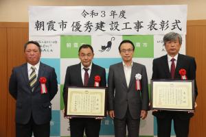 富岡市長と受賞者の皆さまの記念撮影