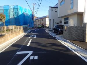 市道５号線道路改良工事の側溝、区画線など