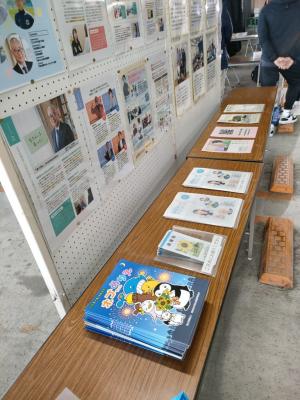 パネル展示(3)（机上の様子）